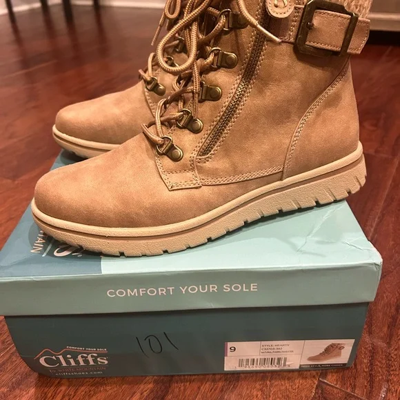 Cliff's Women's chic Tan Ankle Boots size 9
Casual/sporty - Picture 2 of 3